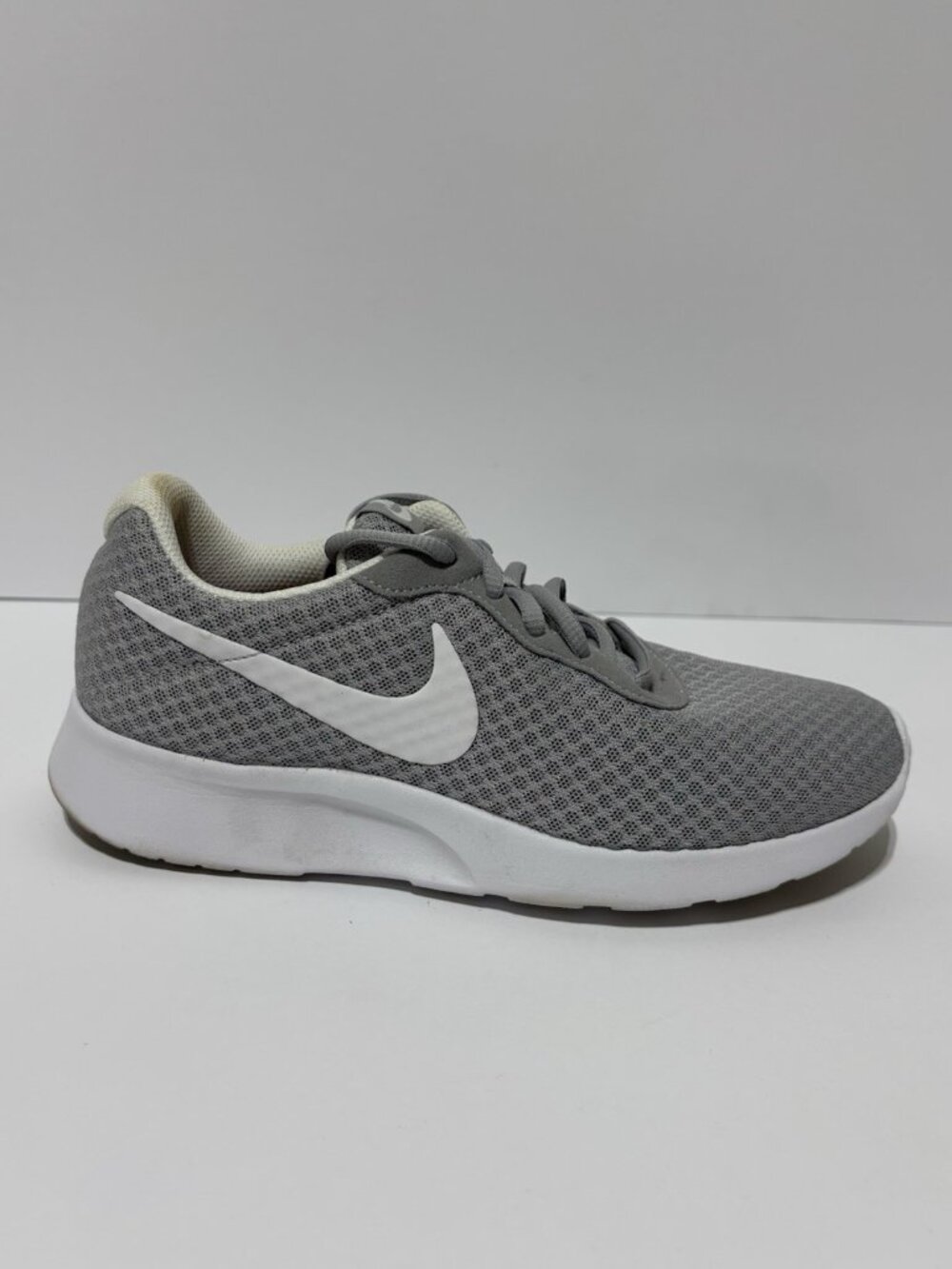 Nike Women’s Tanjun Gray/White Sneakers, Size 7.5 M